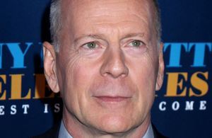 Incroyable : Bruce Willis porte une perruque de Donald Trump et s’avère être le sosie de Renaud  