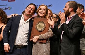 Isabelle Huppert entourée par son mari Ronald Chammah et leurs fils lors d’une soirée inoubliable à Lyon