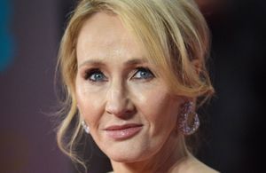 J. K Rowling dans la tourmente : la romancière révèle avoir été victime de violences conjugales 