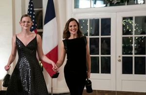 Jennifer Garner : cette tendre apparition mère-fille à la Maison Blanche aux côtés d’Emmanuel et Brigitte Macron