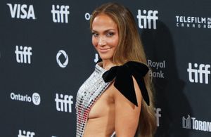 Jennifer Lopez rayonne en « revenge dress » pour son premier tapis rouge sans Ben Affleck