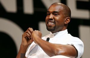  Kanye West : en pleine séparation, le rappeur porte toujours son alliance