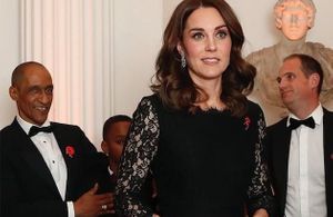 Kate Middleton montre son ventre rond lors d’une soirée