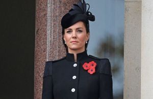 Kate Middleton sobre et élégante face à Camilla et Elizabeth II pour honorer les soldats