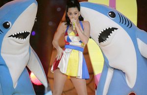 Katy Perry commercialise le pyjama de son requin du Superbowl