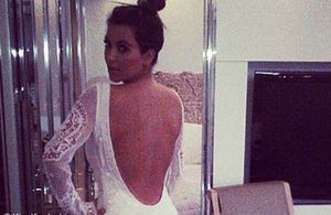 Kim Kardashian essaie déjà sa robe de mariée