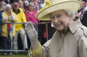 La reine d’Angleterre prête à abdiquer : pourquoi la rumeur est plus forte que jamais