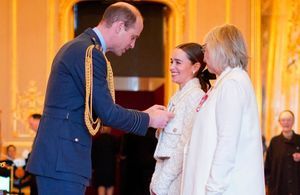 Le prince William aux côtés d’Emilia Clarke : rencontre royale à Windsor