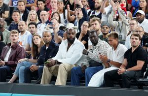 Léon Marchand, Tony Parker, Omar Sy, Manon Apithy-Brunet : pluie de stars dans les tribunes pour soutenir les Bleus au basket