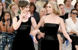 Lily-Rose et Lily Collins meilleures amies au défilé Chanel