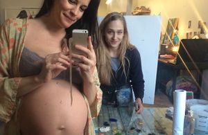 Liv Tyler : enceinte, elle pose en lingerie devant une amie peintre
