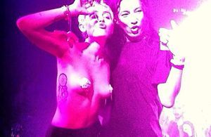 Miley Cyrus topless à la soirée d’Alexander Wang : découvrez les photos