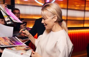 Pamela Anderson au contact de ses fans à Paris lors de l’avant-première de « The Last Showgirl »