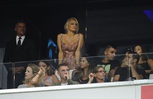 Pamela Anderson est-elle en Russie pour encourager son boyfriend Adil Rami avec les femmes des Bleus ?