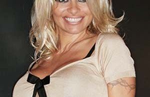 Pamela Anderson part en croisade contre les chasseurs des bébés phoques 