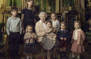 Pour ses 90 ans, la reine pose avec Charlotte, George et tous les enfants royaux