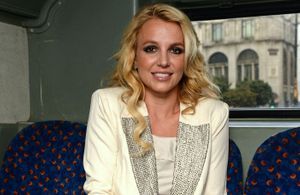 Pourquoi Britney Spears porte-t-elle sa bague de fiançailles à la main droite ?