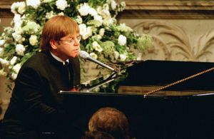 Pourquoi Buckingham Palace ne voulait pas qu’Elton John chante aux funérailles de Diana