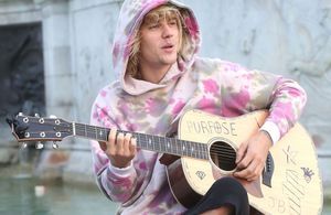 Quand Justin Bieber chante dans la rue, face à Buckingham Palace, pour Hailey Baldwin