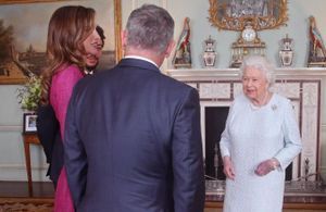 Reine Elizabeth II : pourquoi a-t-elle une main violette ?