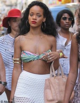 Rihanna, émue, se confie sur son histoire avec Chris Brown