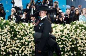 Rihanna enceinte de son troisième enfant : elle dévoile son baby bump au Met Gala