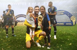 Victoire des Bleus : les joueurs tombent dans les bras de leurs familles