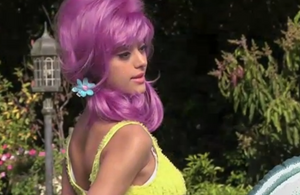 Zahia joue la poupée sexy dans une vidéo