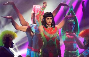 Le look du jour : Katy Perry en Cléopâtre aux Brit Awards 2014 