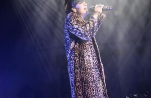 Le look du jour : Lily Allen chante sur scène avec Robbie Williams