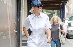 Le look du jour : Rita Ora, sexy-cool en chemise blanche