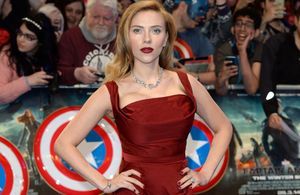 Le look du jour : Scarlett Johansson joue les Betty Boop en Vivienne Westwood