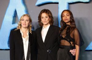 « Avatar : la voie de l’eau » : Kate Winslet et Zoe Saldana complices à l’avant-première londonienne