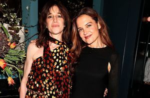 Charlotte Gainsbourg, radieuse à New York aux côtés de Katie Holmes