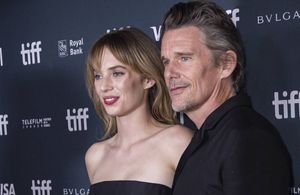 Ethan Hawke : l’acteur foule le tapis rouge aux côtés de sa fille Maya Hawke