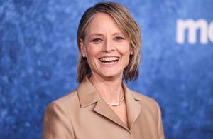 Jodie Foster : élégance et bonne humeur sur le tapis rouge de « True Detective »