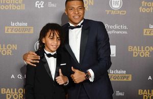 Kylian Mbappé pose avec son petit frère Ethan à la cérémonie du Ballon d’or