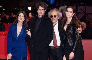Louis Garrel à la Berlinale : rare tapis rouge en famille avec son père et ses sœurs