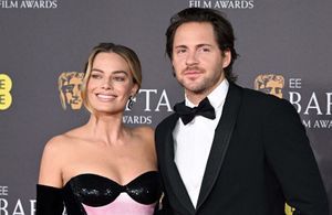 Margot Robbie, Hugh Grant… Les couples s’emparent du tapis rouge des BAFTA