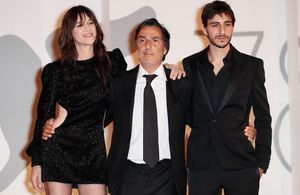 Mostra de Venise 2021 : Charlotte Gainsbourg radieuse aux côtés d’Yvan Attal et leur fils Ben