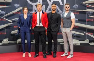 Ryan Gosling face à Regé-Jean Page et Chris Evans sur le tapis rouge de « The Gray Man »