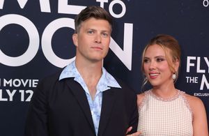 Scarlett Johansson foule le tapis rouge new-yorkais au bras de son époux Colin Jost