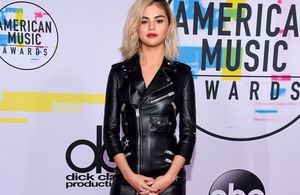 Selena Gomez fait sensation avec son nouveau look aux American Music Awards