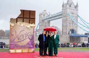 Timothée Chalamet, Hugh Grant, Olivia Colman : le casting de « Wonka » réuni à Londres