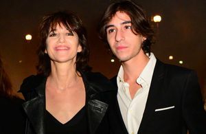 Charlotte Gainsbourg présente son fils Ben au premier rang du défilé Saint Laurent