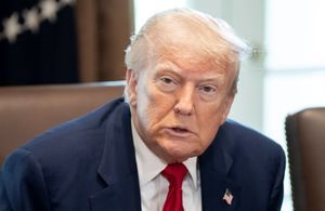 À quelques jours du conclave, Donald Trump publie un portrait de lui habillé en pape