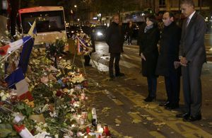 Attentats à Paris : Barack Obama se recueille devant le Bataclan