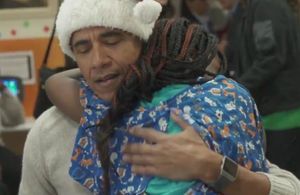 Barack Obama en Père Noël : sa visite inoubliable à des enfants