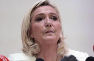 Ce que l’on sait sur l'évacuation musclée d'une manifestante lors d’une conférence de presse de Marine Le Pen 