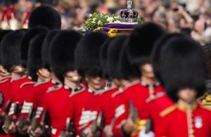 Décès d’Elisabeth II : un garde royal fait un malaise pendant la veillée à Westminster
